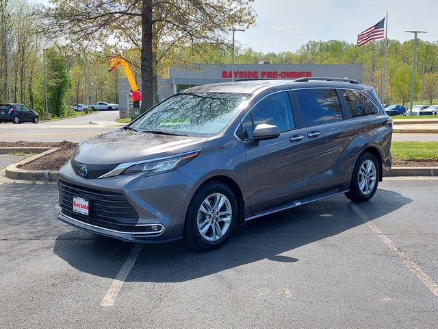 Used 2024 Toyota Sienna XLE w/ XLE Plus Package image 10