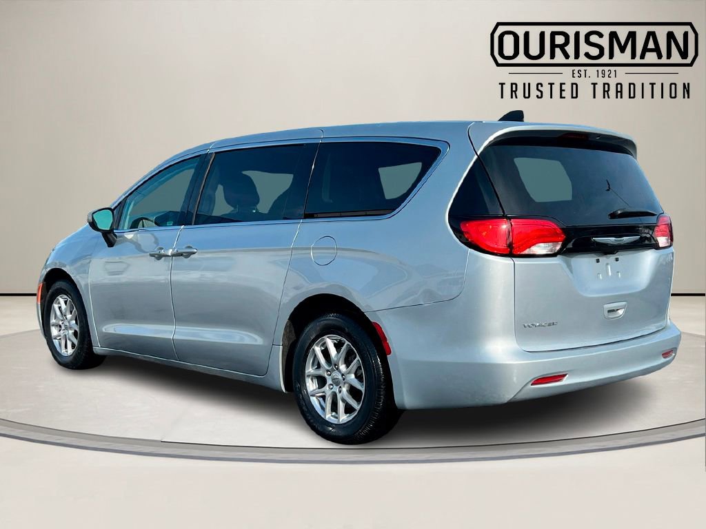 Used 2023 Chrysler Voyager LX image 4