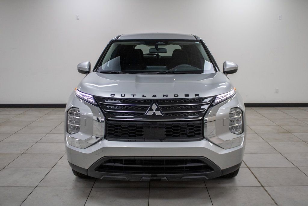 Used 2024 Mitsubishi Outlander ES image 11