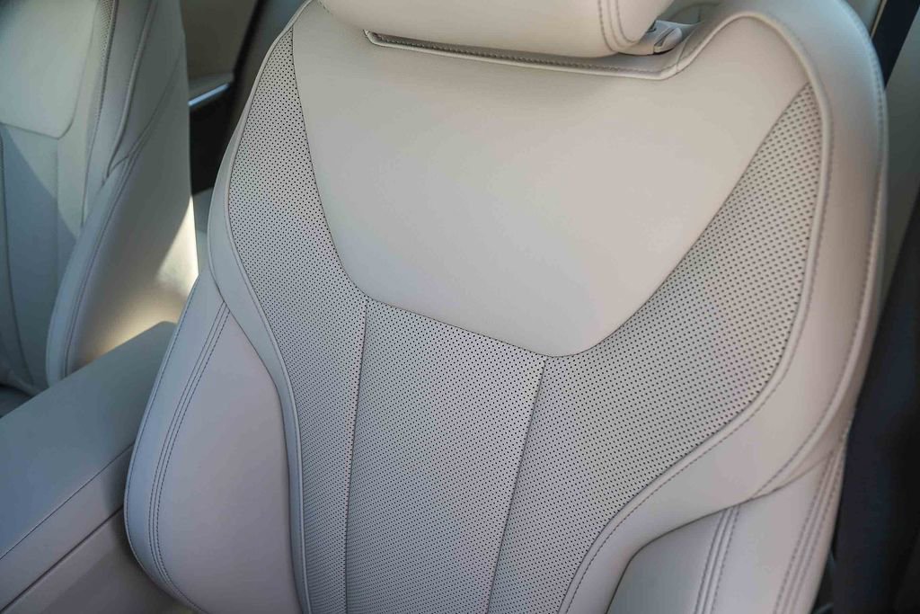 Used 2025 BMW 330i Sedan w/ Convenience Package RWD image 21