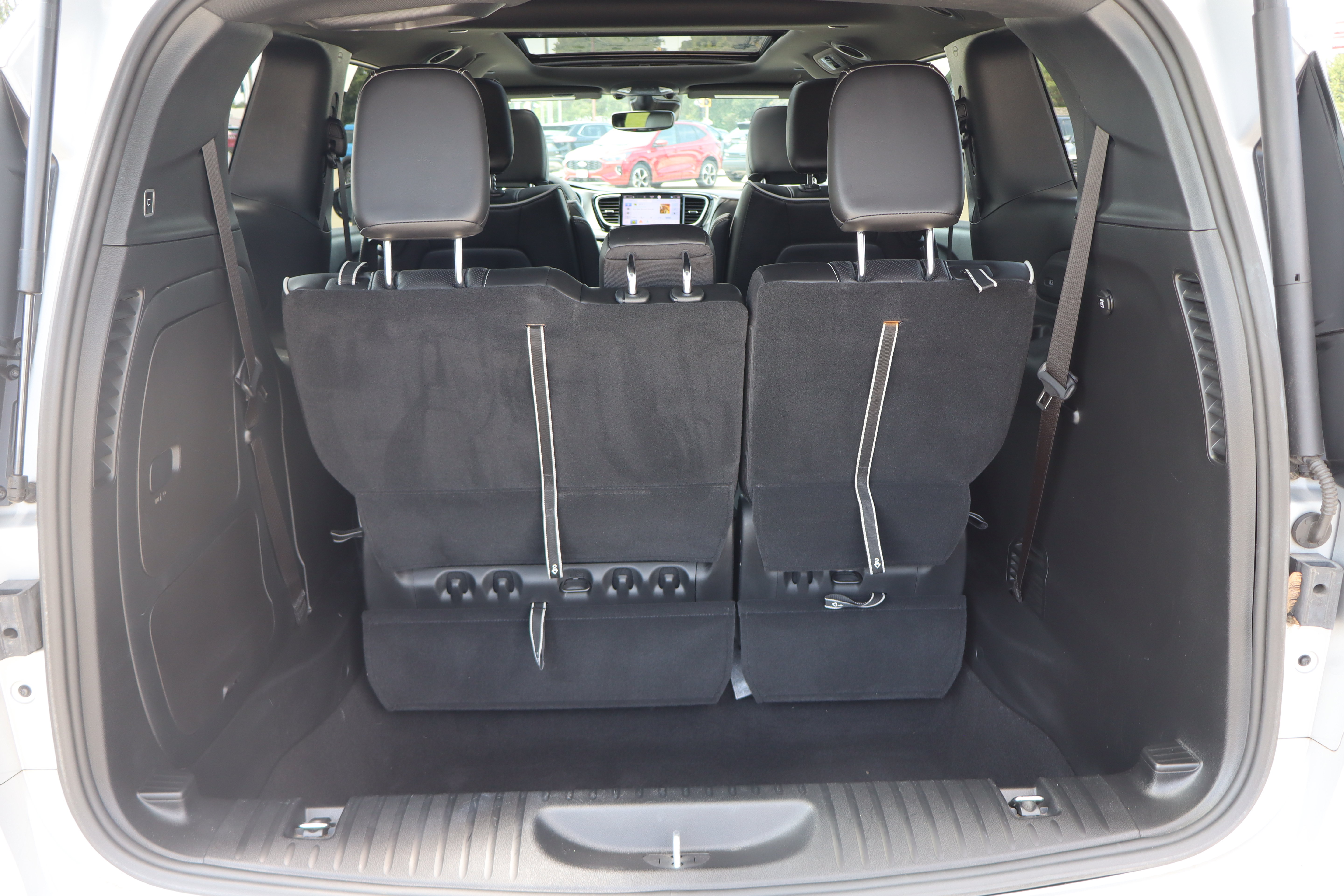 Used 2024 Chrysler Pacifica Premium FWD image 33
