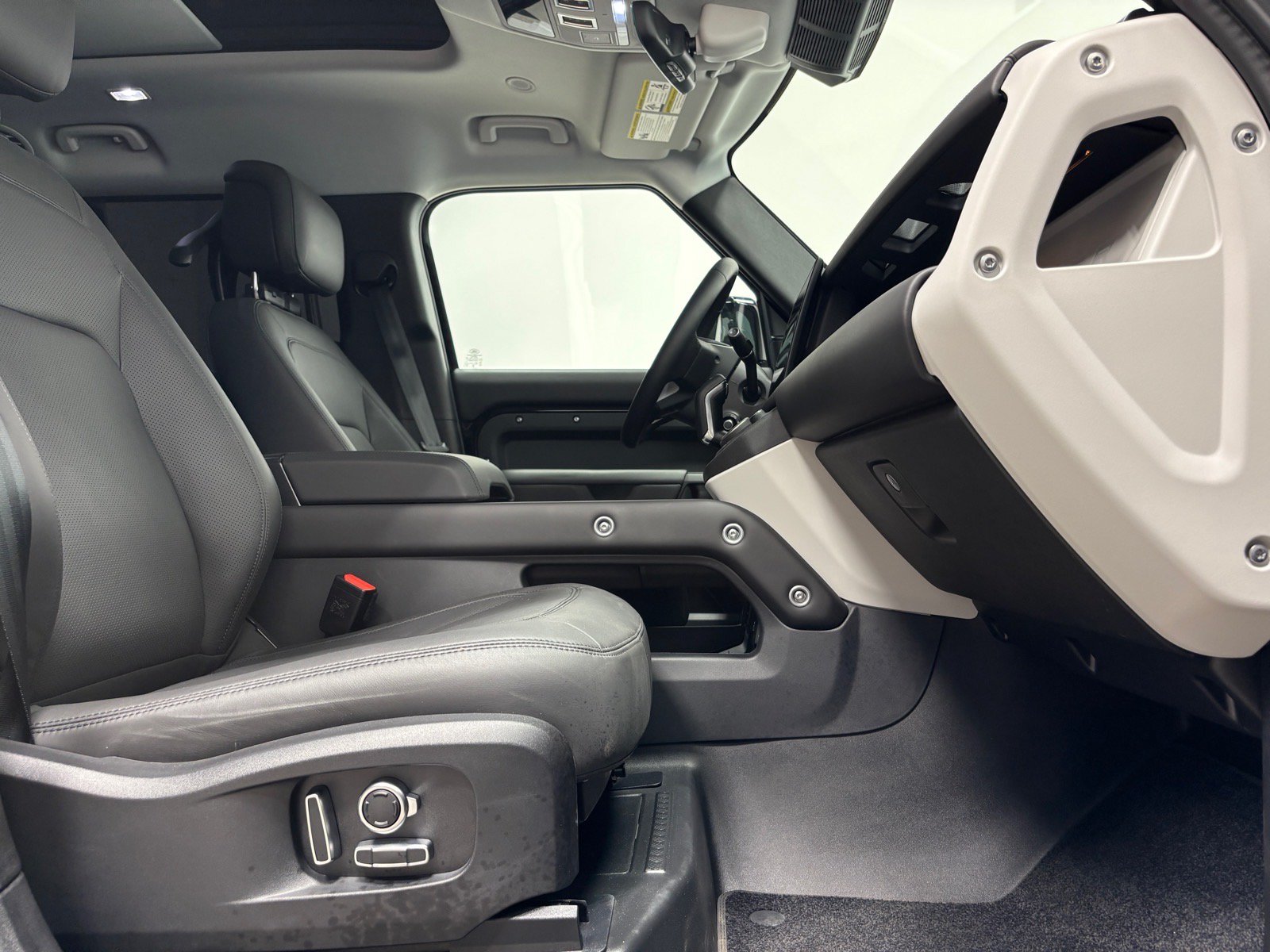 New 2025 Land Rover Defender 130 X-Dynamic SE AWD/4WD image 32