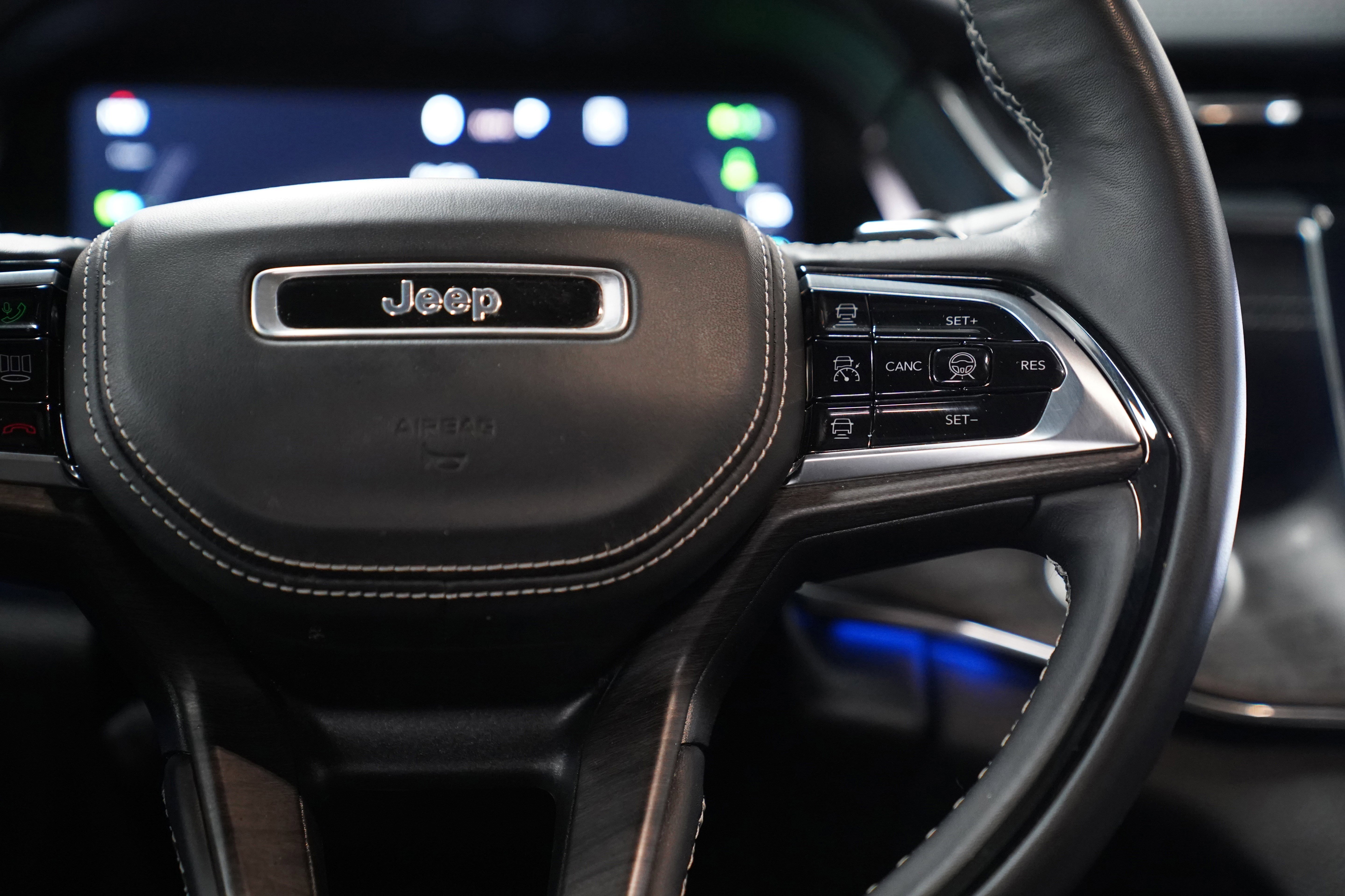 Used 2023 Jeep Grand Cherokee Overland w/ Advanced Protech Group III image 21