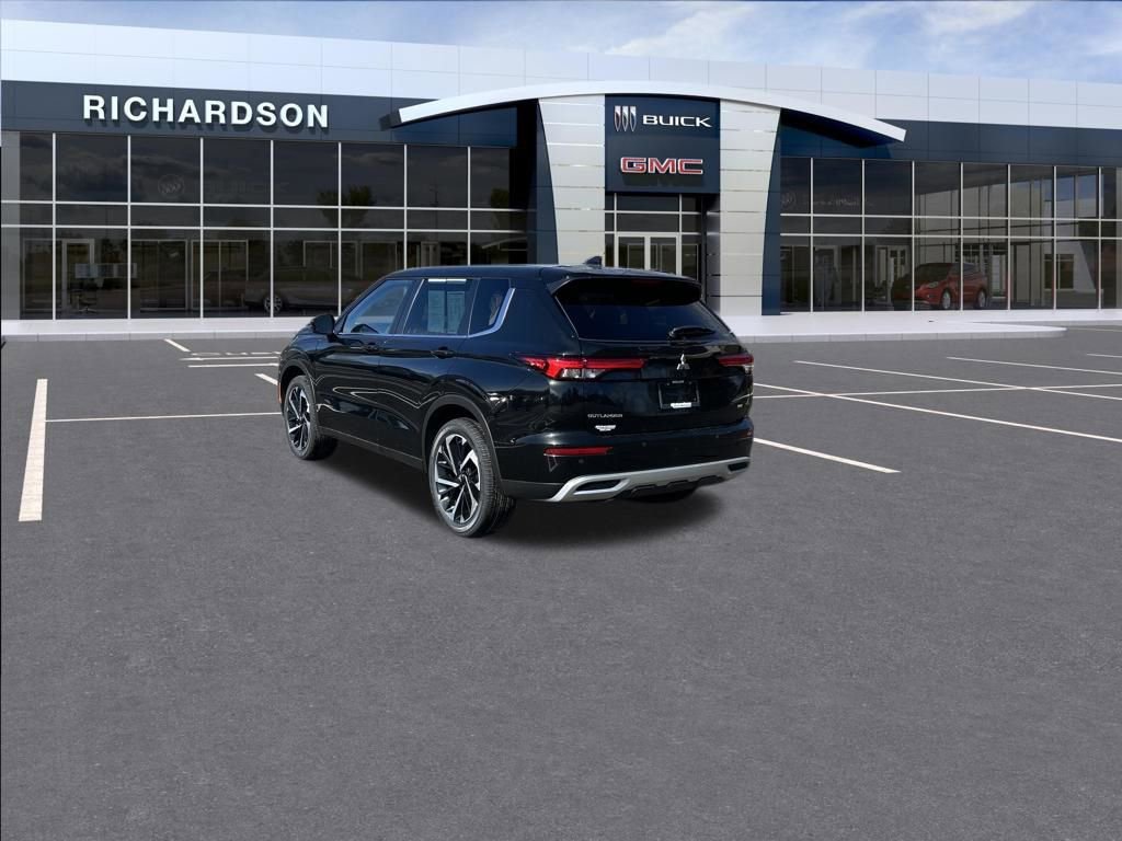 Used 2023 Mitsubishi Outlander SE Black Edition image 3