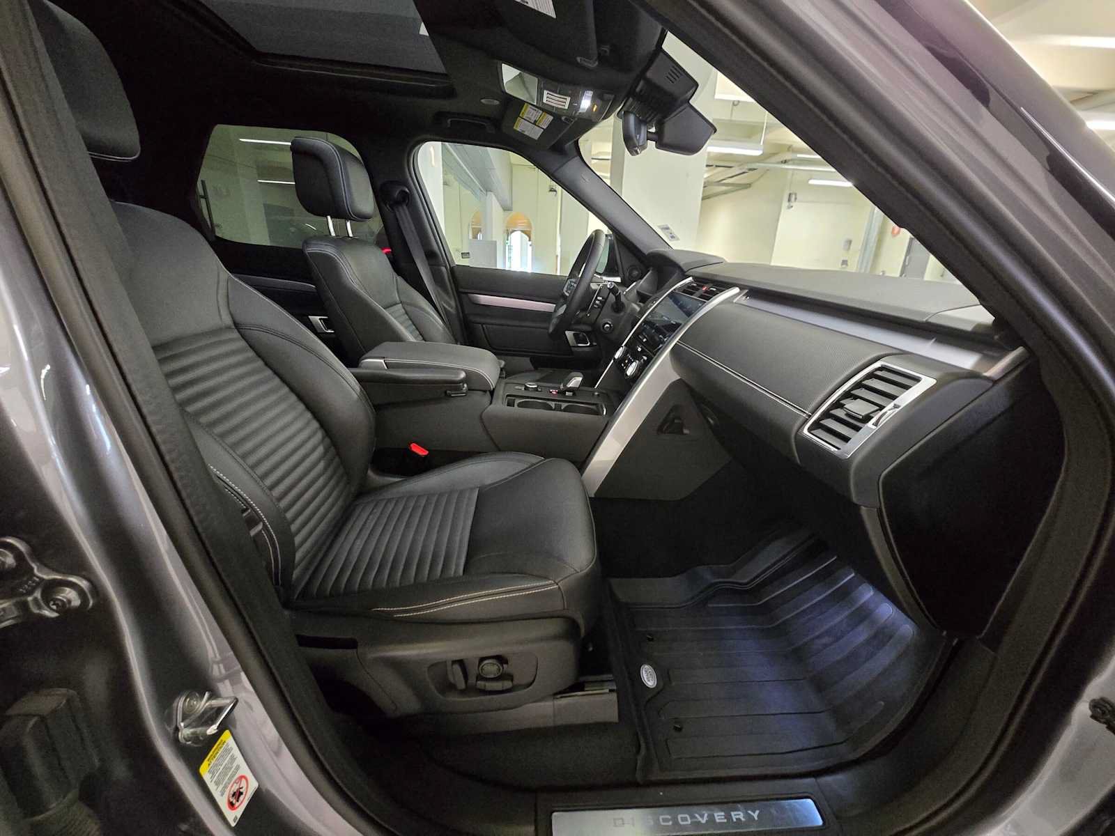 Used 2025 Land Rover Discovery Dynamic SE AWD/4WD image 11