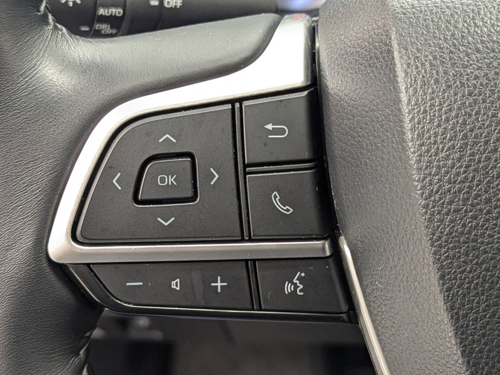 Used 2025 Toyota Highlander XLE image 13