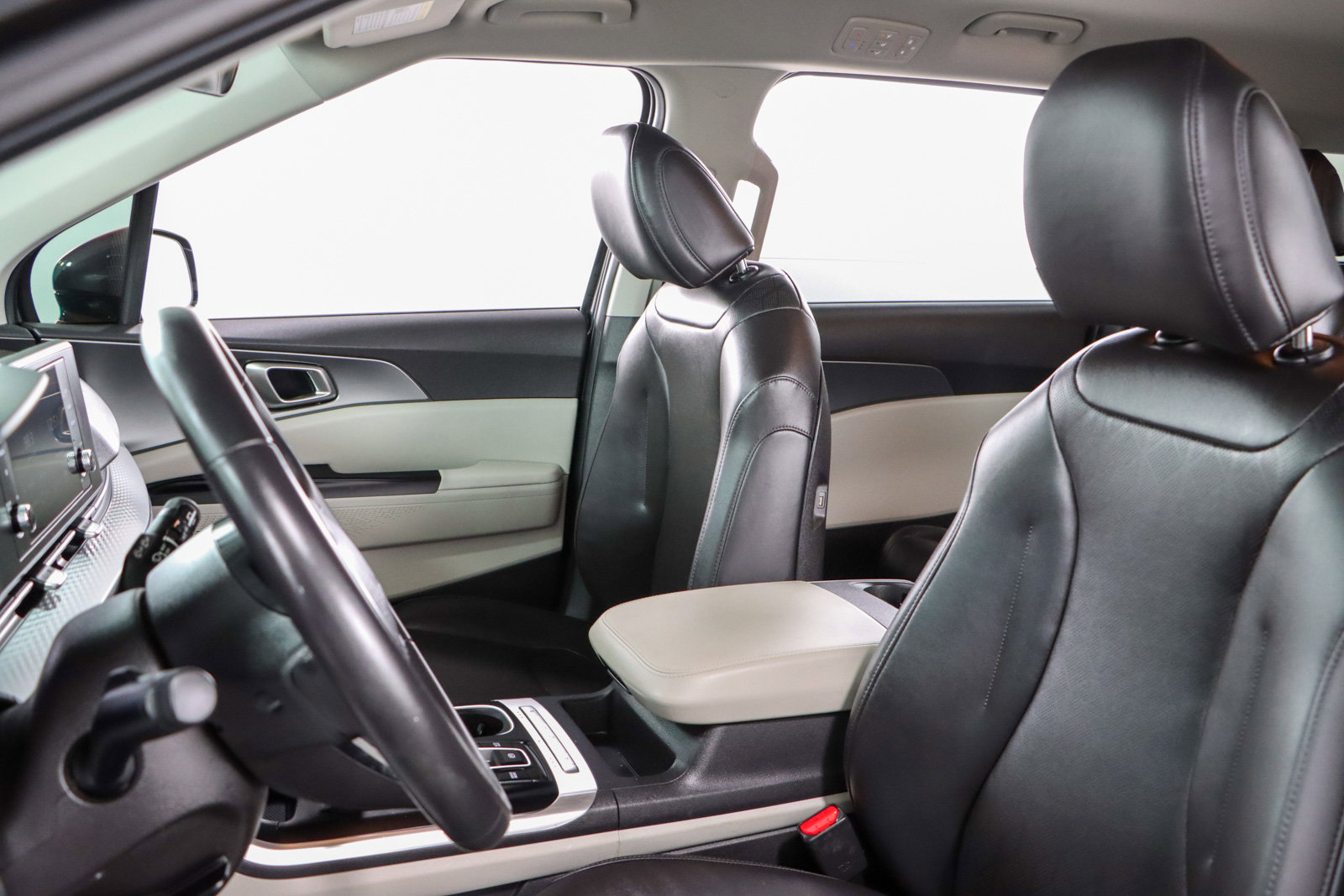 Used 2024 Kia Carnival LX image 23