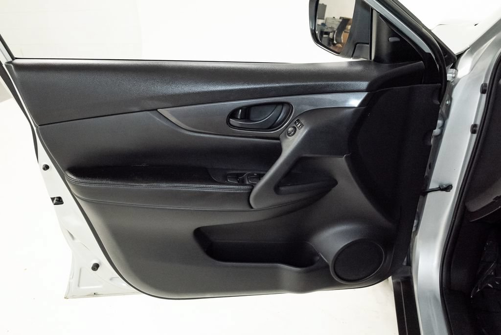 Used 2020 Nissan Rogue S FWD image 9
