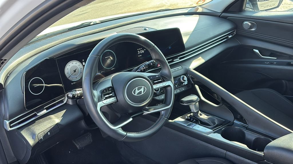 Used 2025 Hyundai Elantra SEL image 23