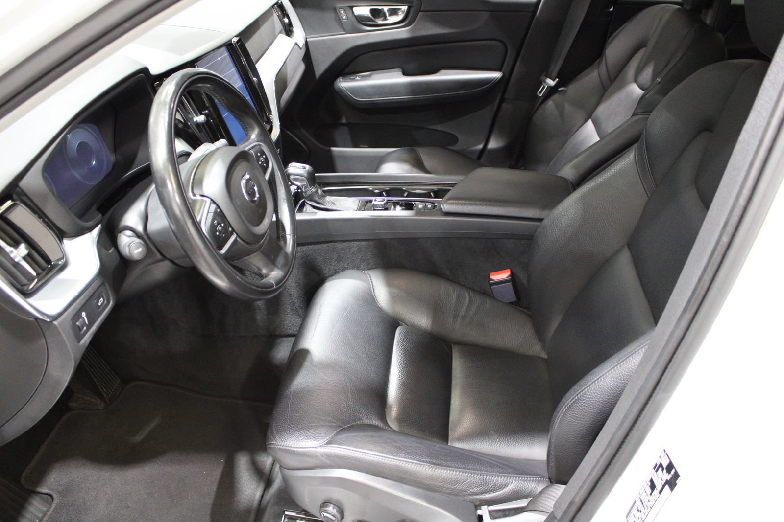 Used 2018 Volvo XC60 T6 Momentum w/ Convenience Package AWD/4WD image 19