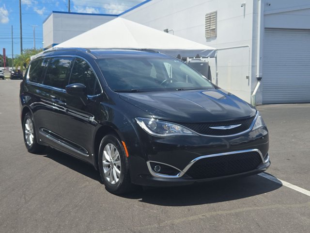 Used 2018 Chrysler Pacifica Touring-L FWD image 3