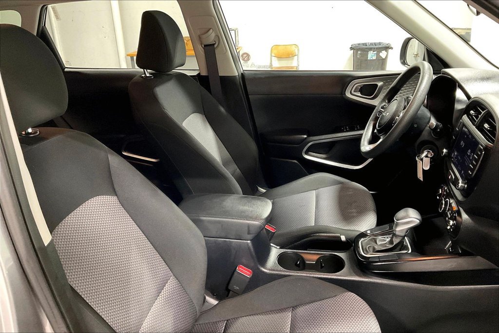 Used 2025 Kia Soul LX w/ LX Technology Package FWD image 9