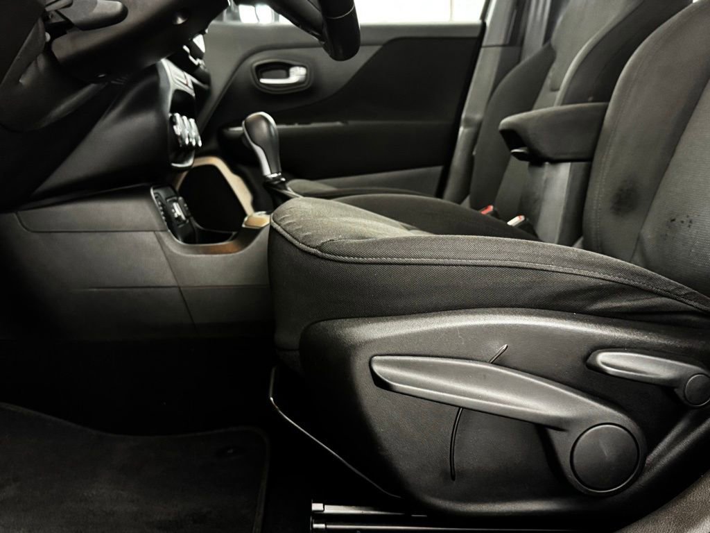 Used 2016 Jeep Renegade Latitude image 10