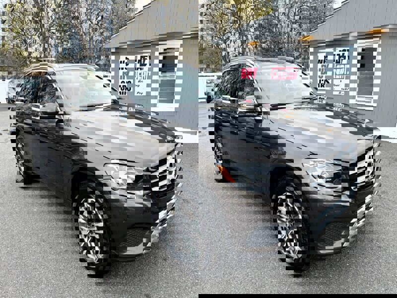 Used 2018 Mercedes-Benz GLC 300 4MATIC w/ Premium Package image 3