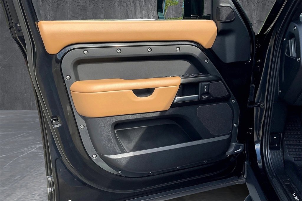 Used 2025 Land Rover Defender 110 V8 image 17