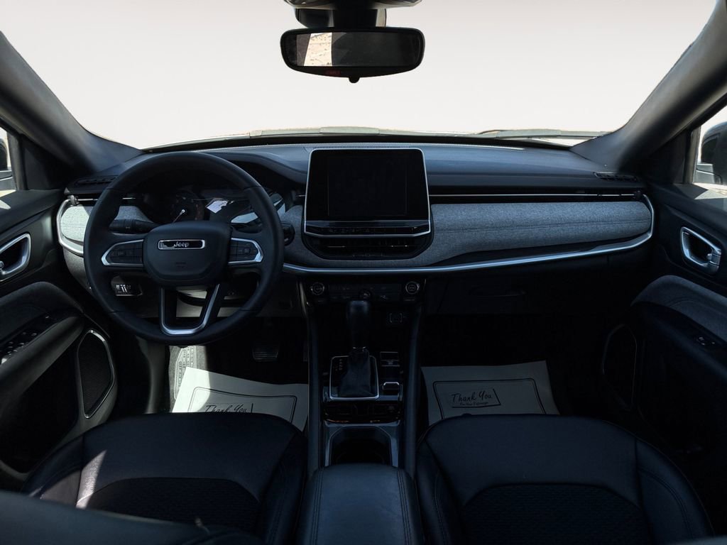 Used 2025 Jeep Compass Latitude image 13