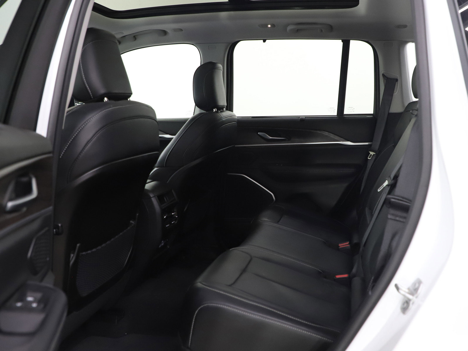 Used 2023 Jeep Grand Cherokee 4WD 4xe w/ Luxury Tech Group II image 17