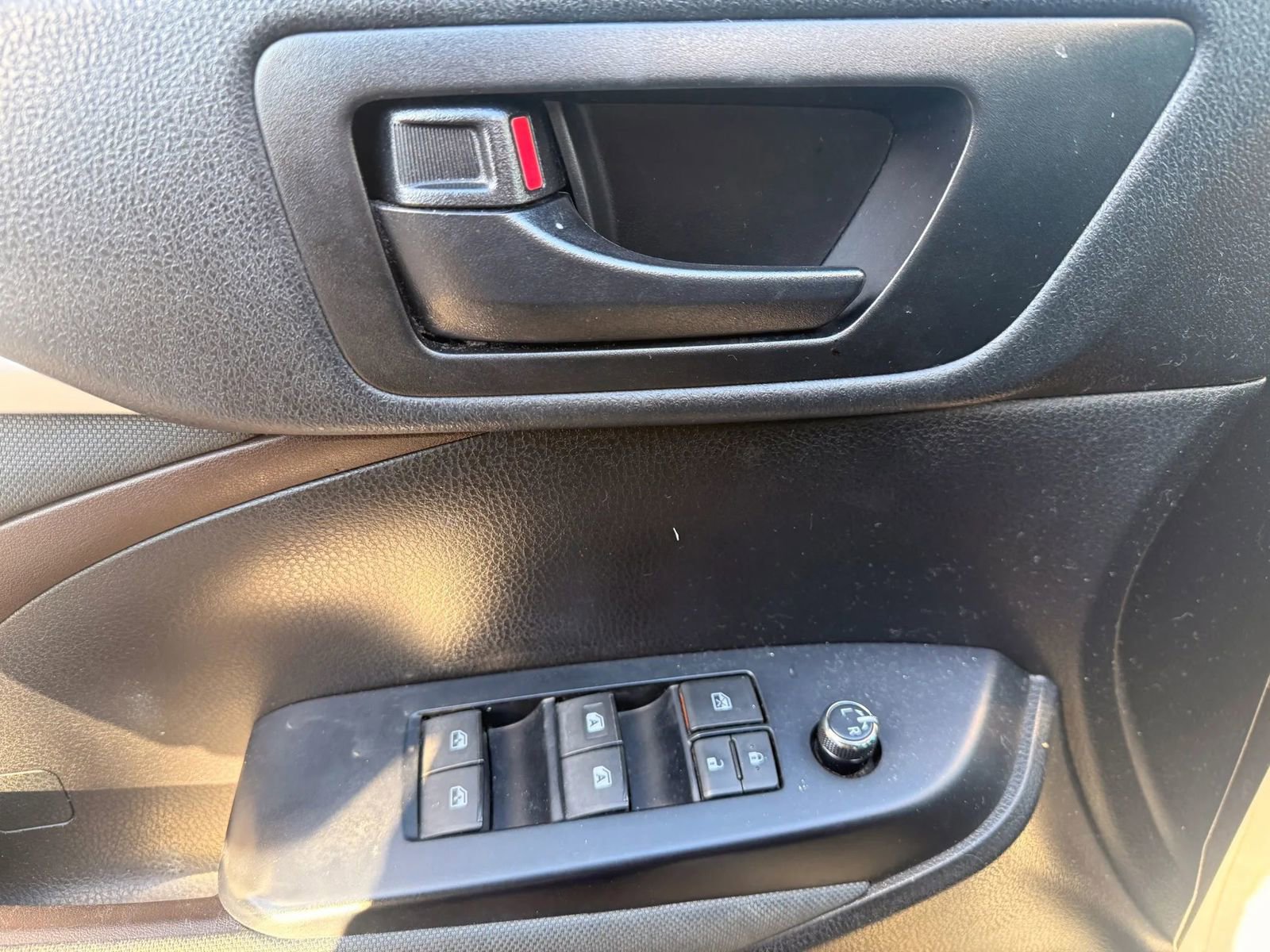 Used 2019 Toyota Highlander LE AWD/4WD image 9