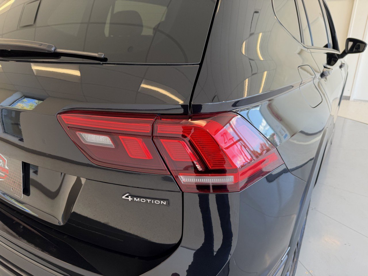 Used 2022 Volkswagen Tiguan SE R-Line AWD/4WD image 44