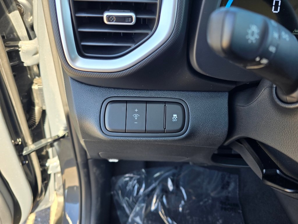 New 2025 Hyundai Venue SEL image 17