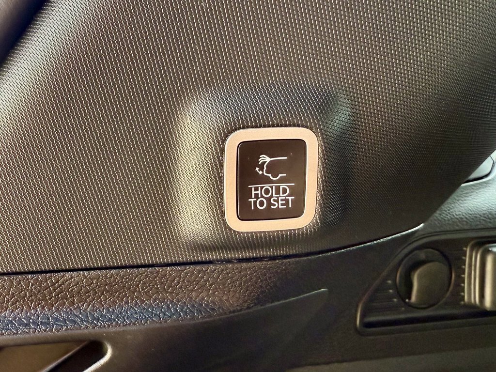 Used 2023 Jeep Grand Cherokee Altitude image 16