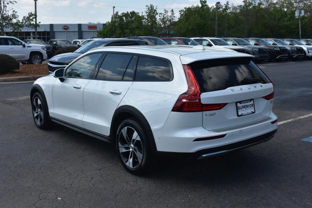 Used 2023 Volvo V60 B5 Cross Country Plus w/ Climate Package image 9