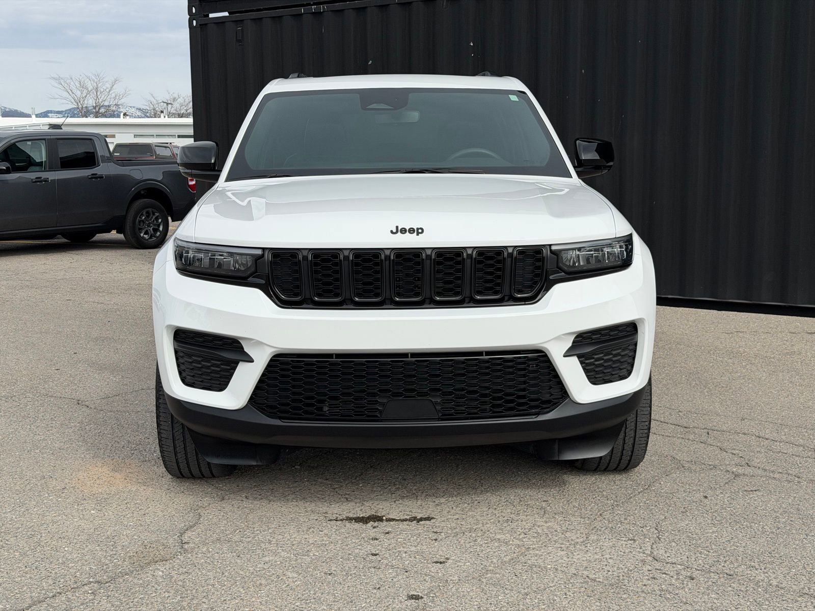 Used 2024 Jeep Grand Cherokee Altitude image 2