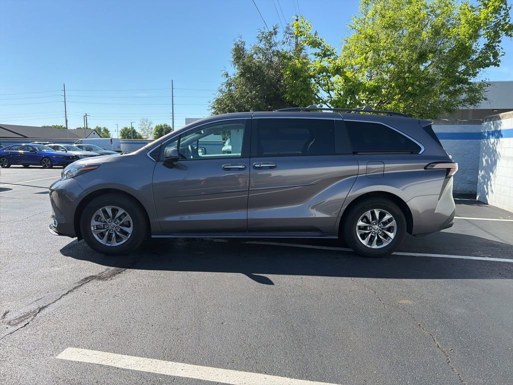 Used 2023 Toyota Sienna XLE FWD image 2