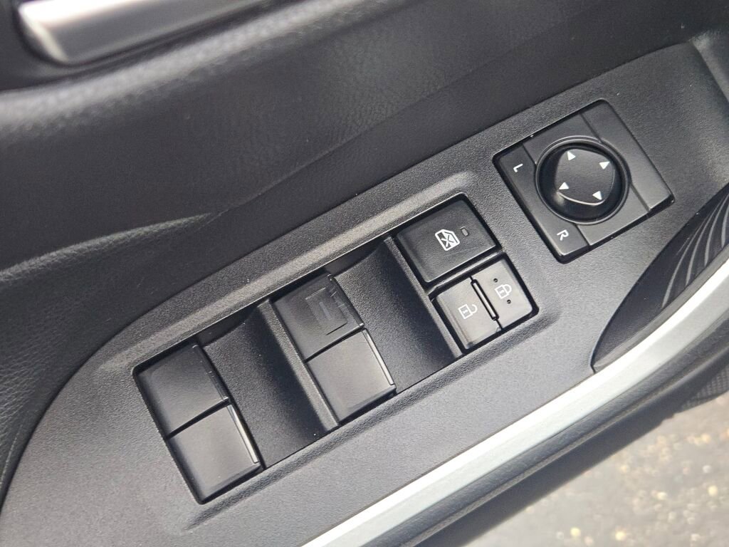 Used 2021 Toyota RAV4 XLE FWD image 19