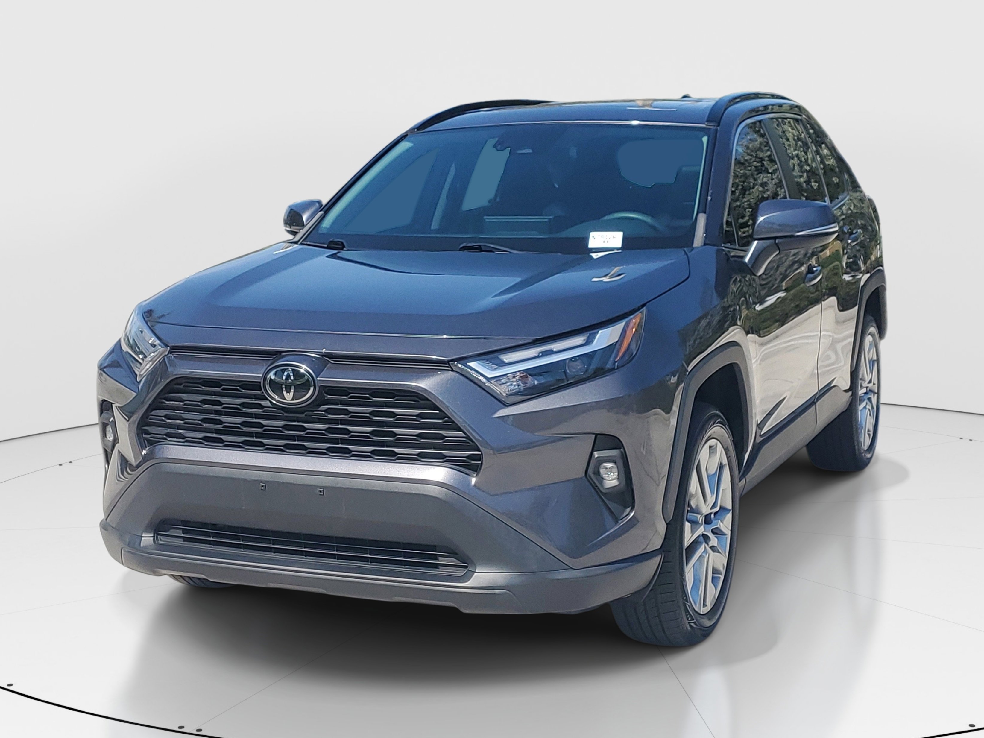 Used 2023 Toyota RAV4 XLE Premium image 4