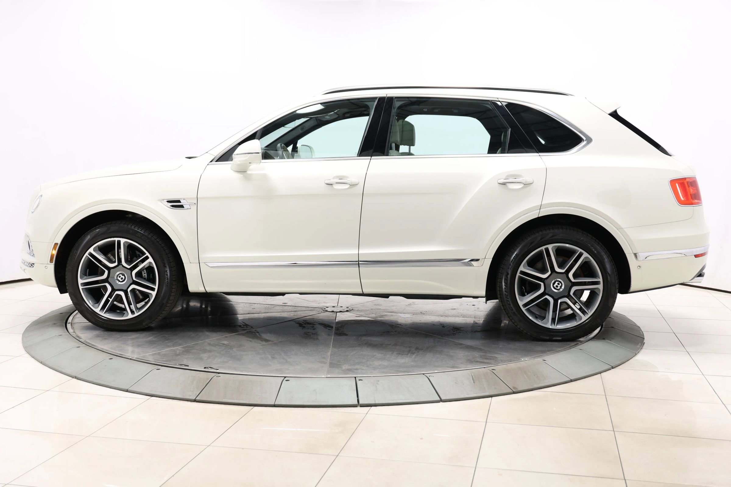Used 2018 Bentley Bentayga Onyx Edition AWD/4WD image 9