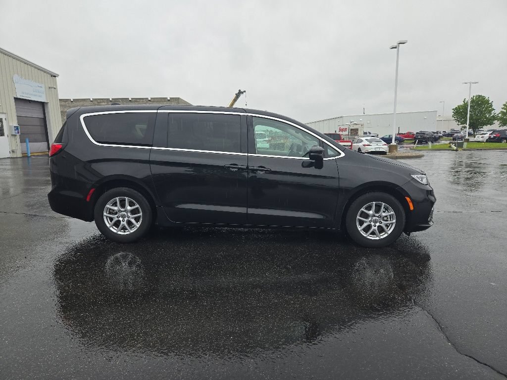 Used 2023 Chrysler Pacifica Touring-L FWD image 8