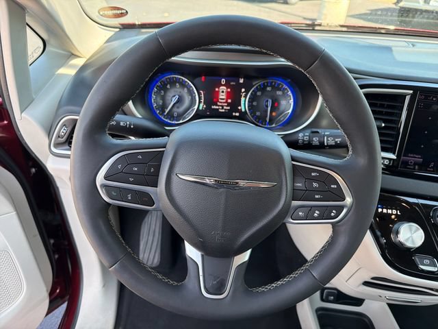 Used 2023 Chrysler Pacifica Touring-L FWD image 14