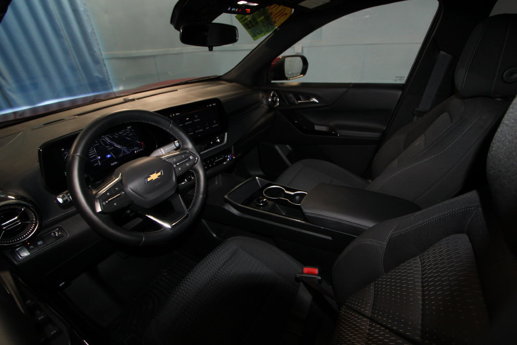 Used 2026 Chevrolet Equinox LT FWD image 2