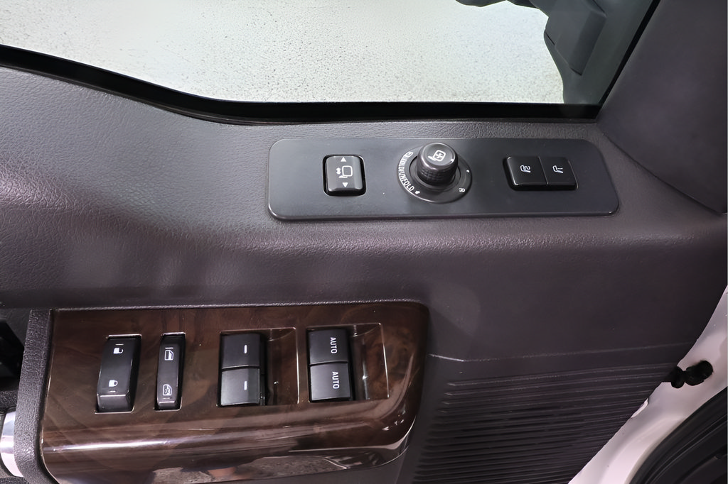 Used 2015 Ford F250 Platinum w/ Platinum Package AWD/4WD image 24