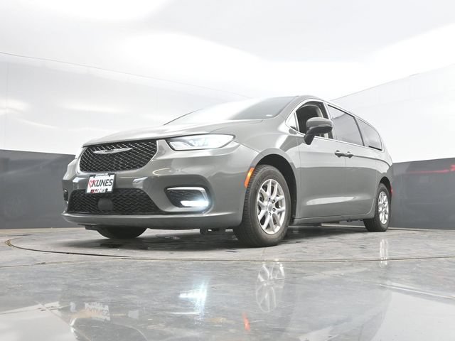 Used 2023 Chrysler Pacifica Touring-L FWD image 48