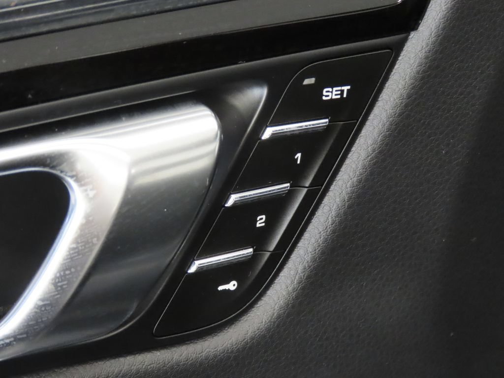 Certified 2026 Porsche Macan AWD/4WD image 36