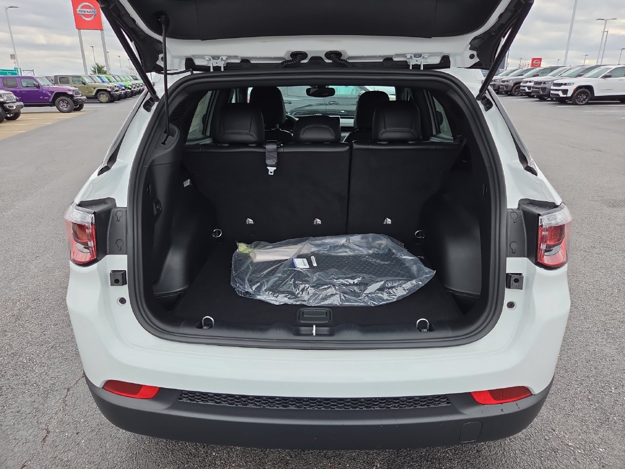 New 2026 Jeep Compass Latitude AWD/4WD image 11