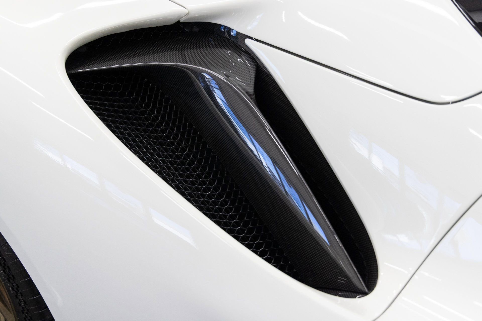 Used 2024 Ferrari SF90 Spider image 33