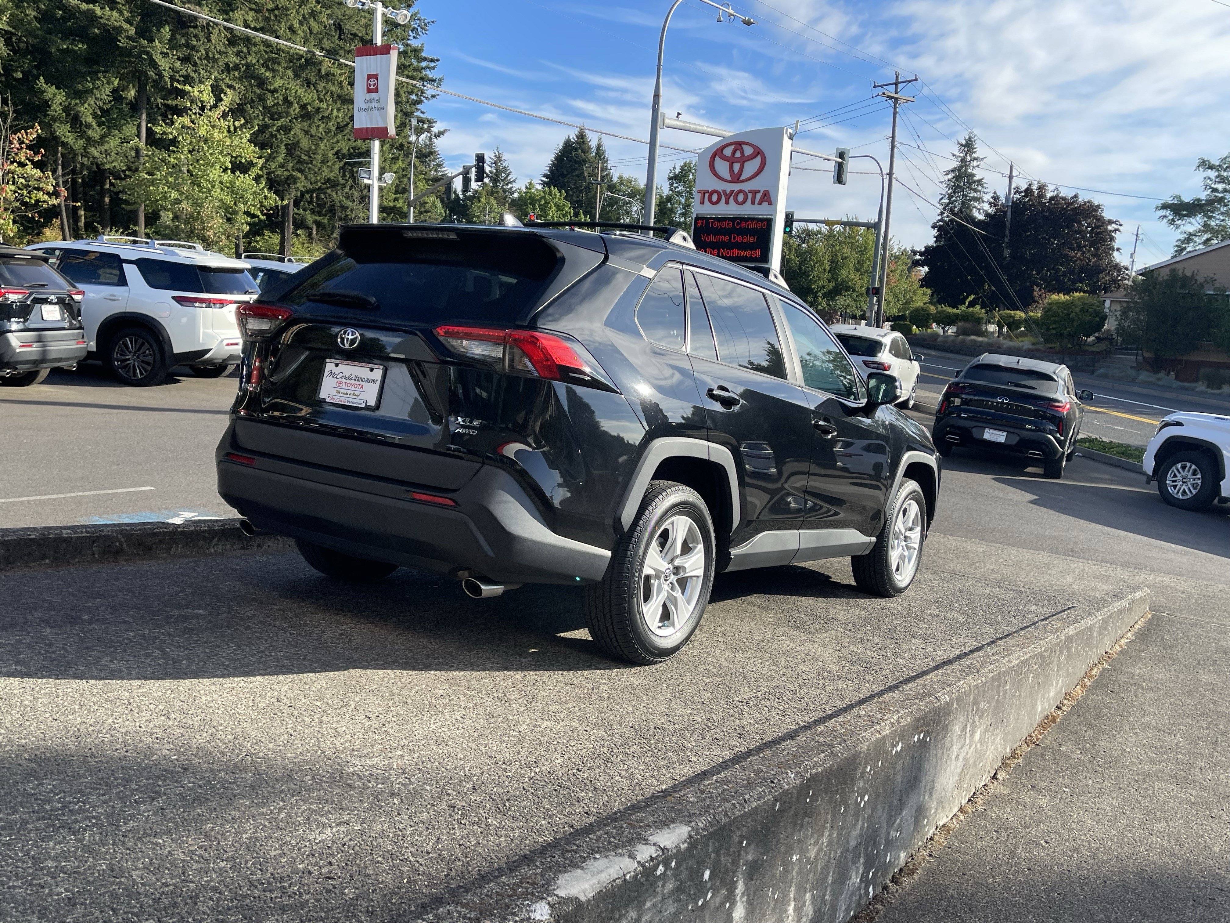 Certified 2021 Toyota RAV4 XLE w/ Convenience Package AWD/4WD image 8