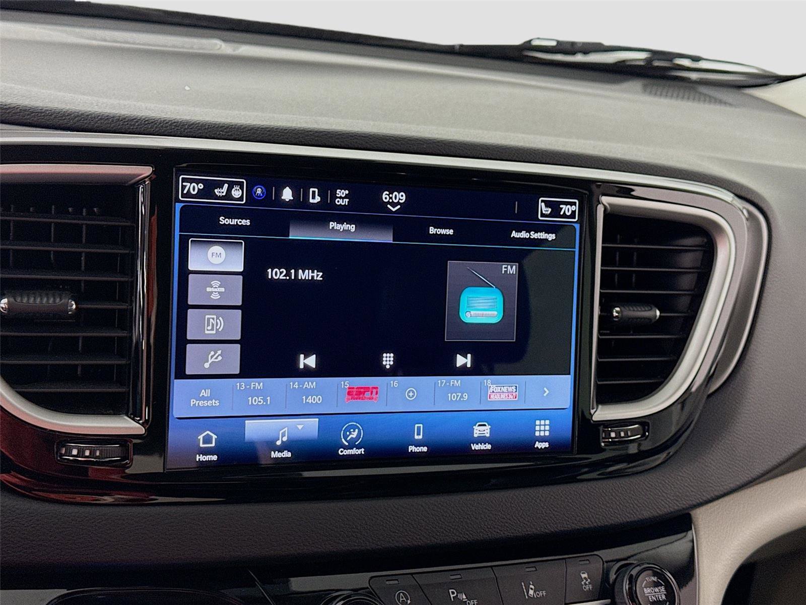 Used 2023 Chrysler Pacifica Touring-L image 8