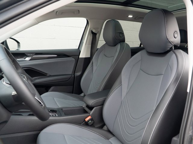 New 2025 Volkswagen Tiguan SE image 8