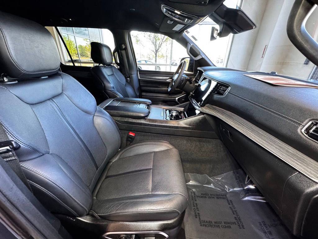 Used 2024 Jeep Wagoneer L Series II w/ Flexible Seating Group AWD/4WD image 47