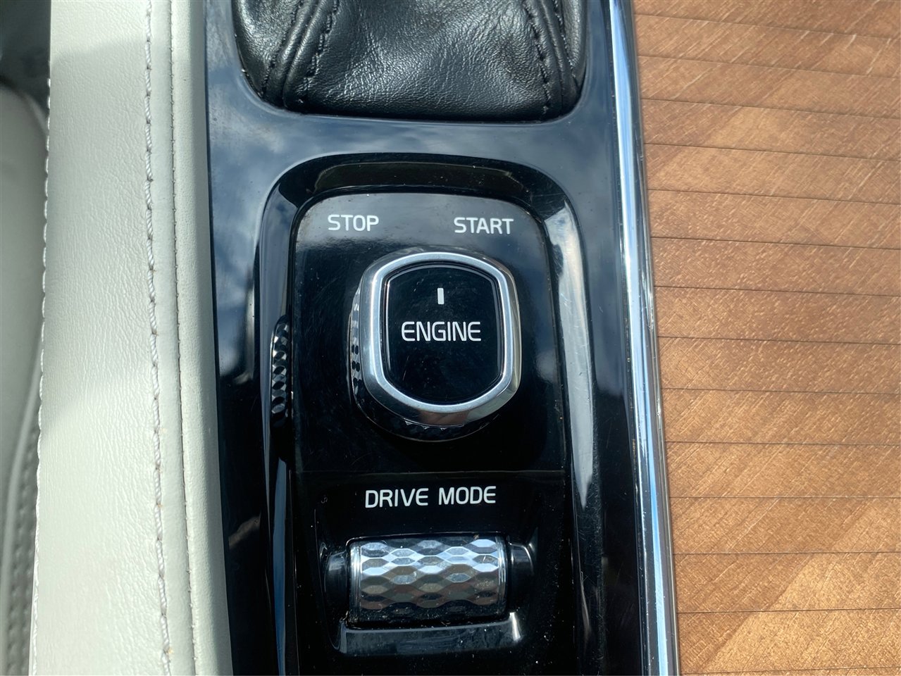 Used 2016 Volvo XC90 T6 Inscription w/ Vision Package image 40