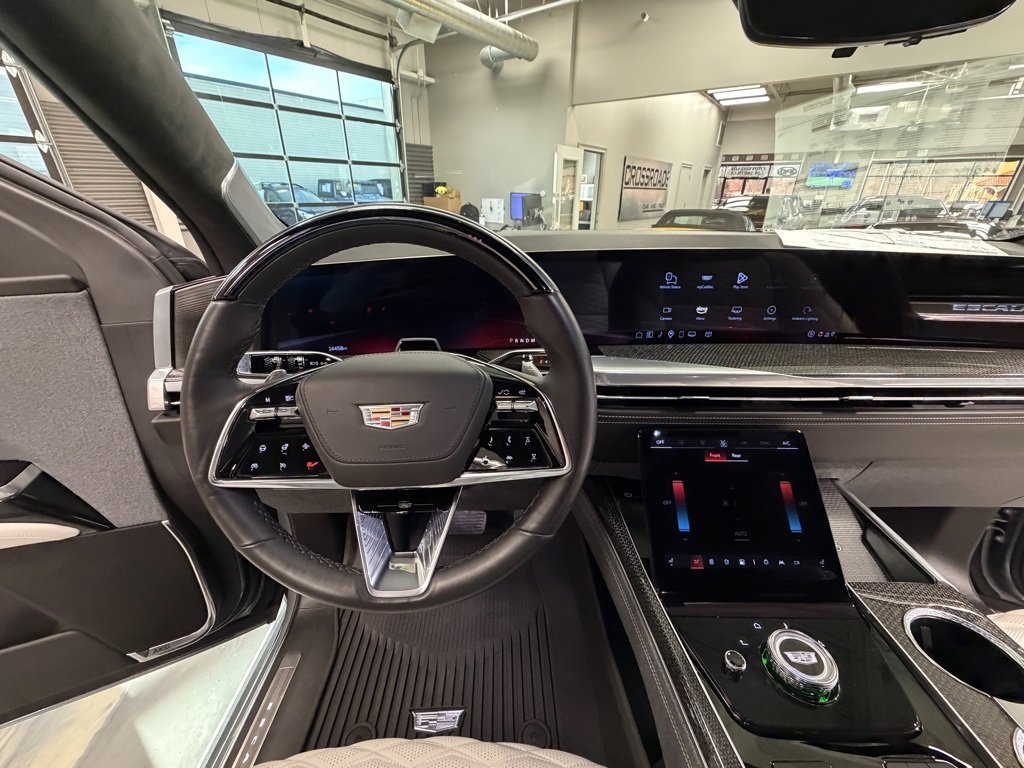 Used 2025 Cadillac Escalade ESV V image 18