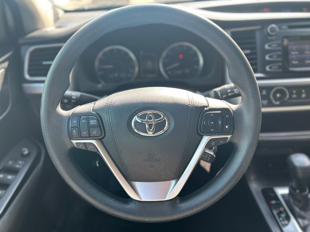 Used 2017 Toyota Highlander LE FWD image 13