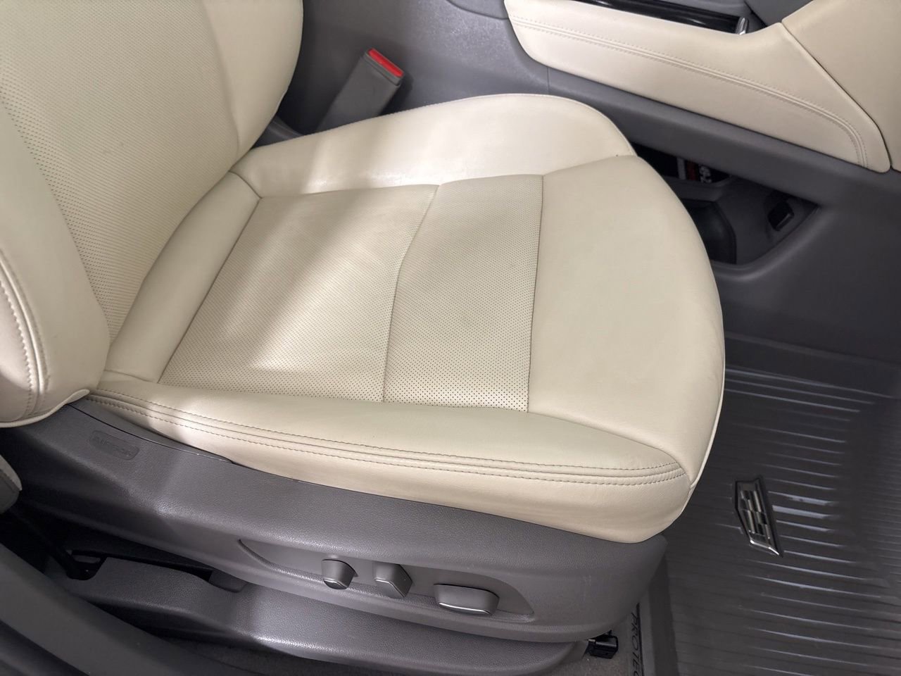 Used 2024 Cadillac XT6 Premium Luxury w/ LPO, Floor Liner Package image 31