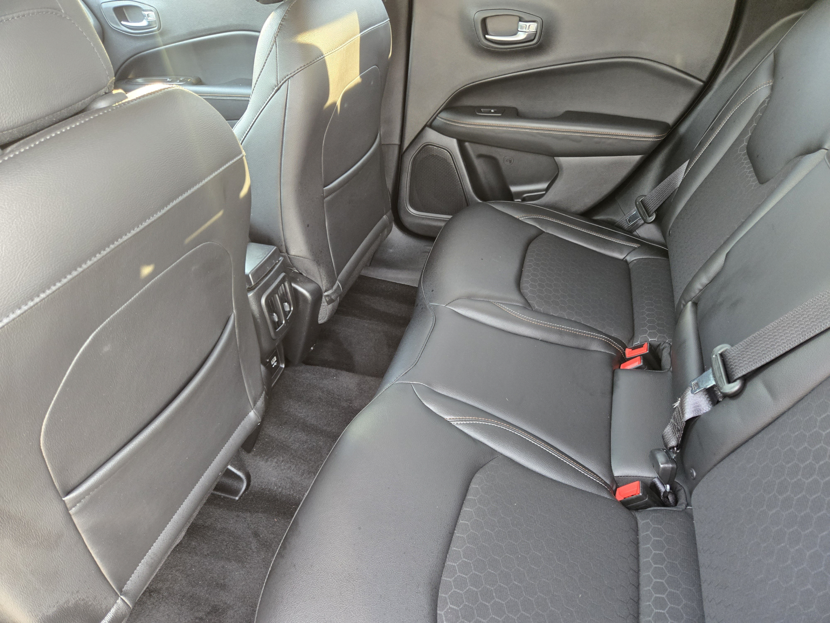 Used 2018 Jeep Compass Latitude FWD image 26