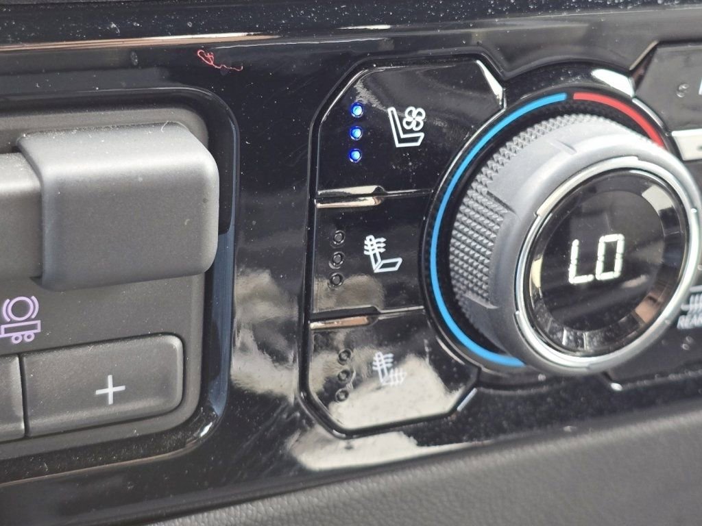 Used 2024 Chevrolet Silverado 2500 ZR2 w/ Technology Package image 6