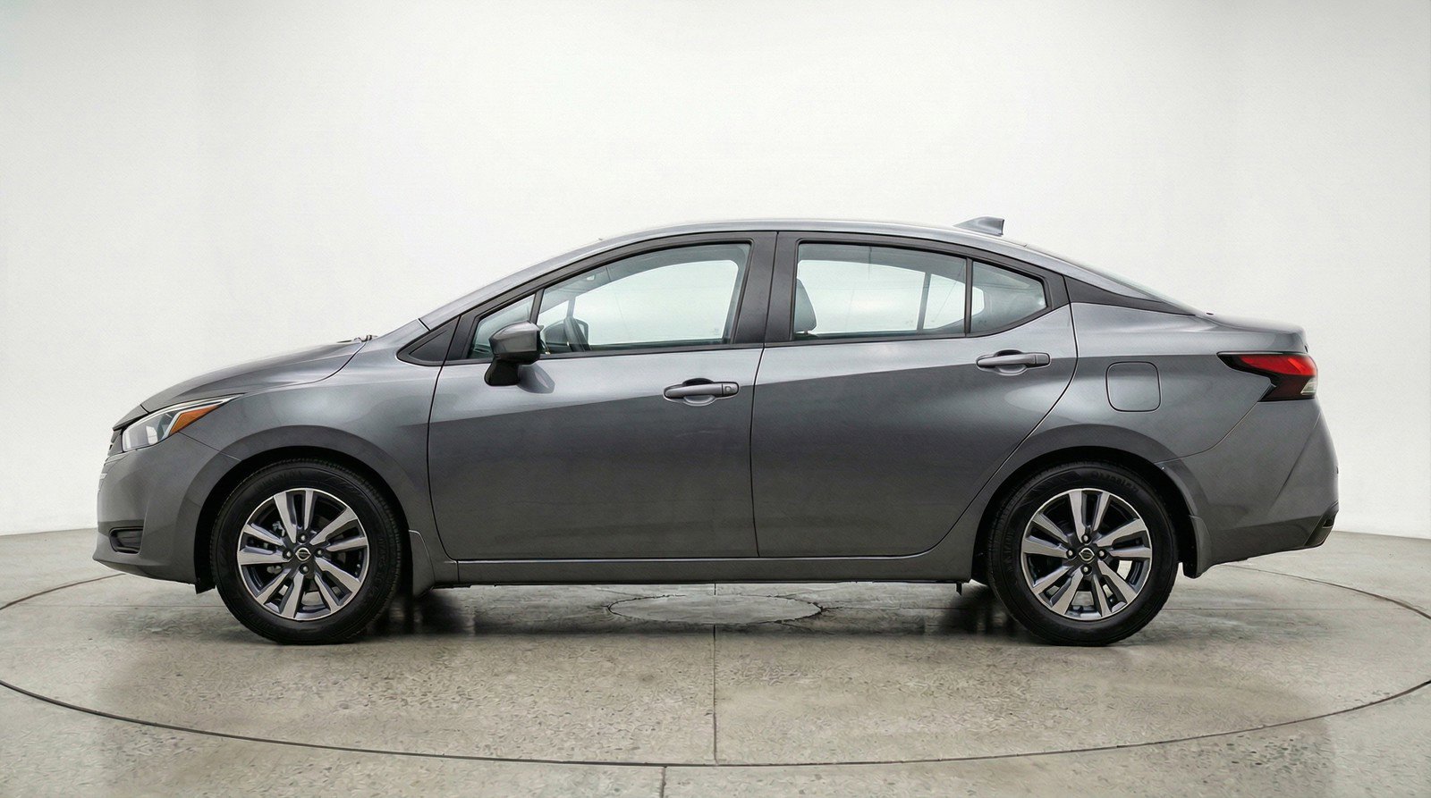 Used 2025 Nissan Versa SV image 5